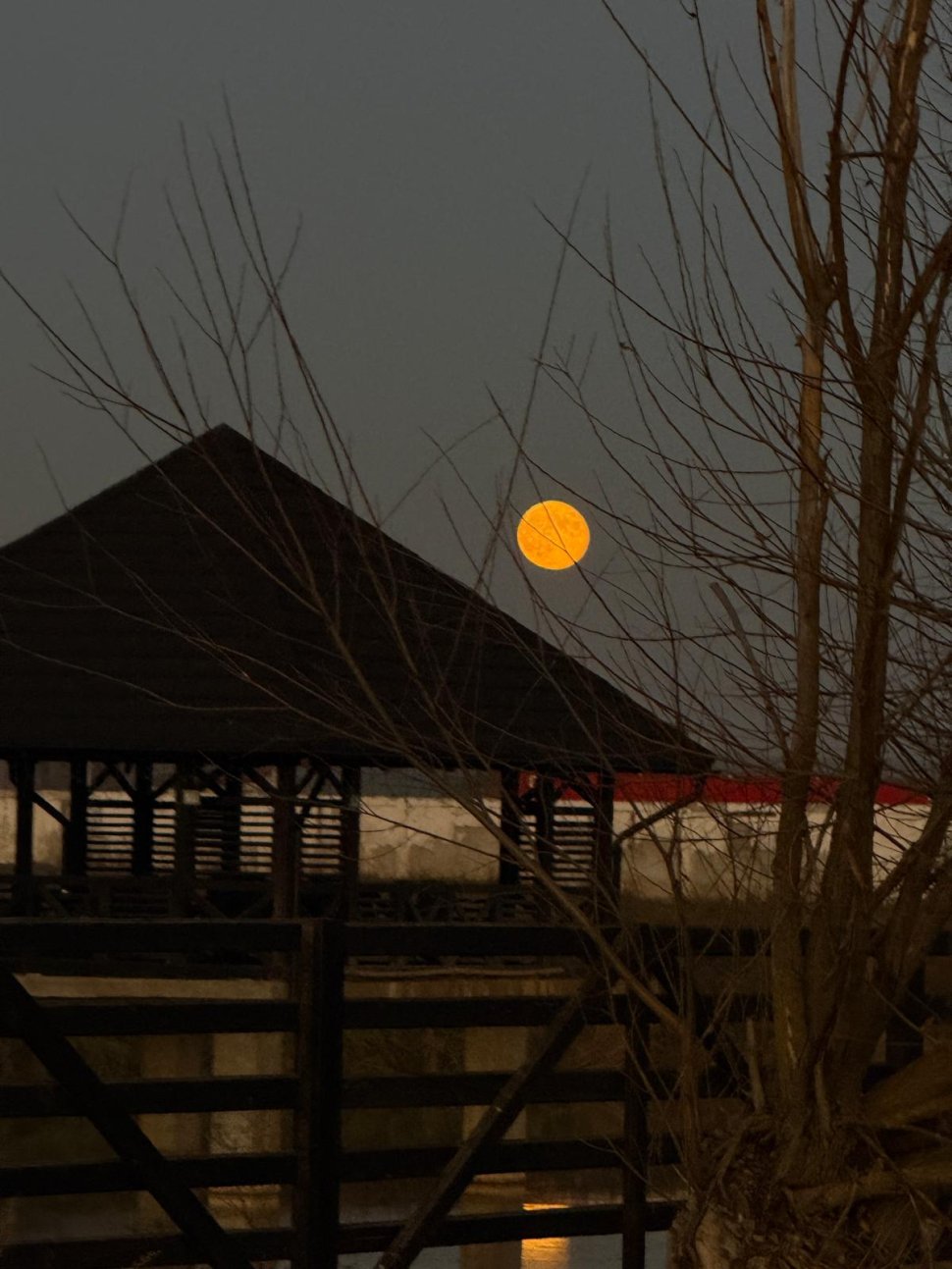 Imagini uimitoare surprinse în județul Suceava: Luna, un adevărat spectacol pe cer