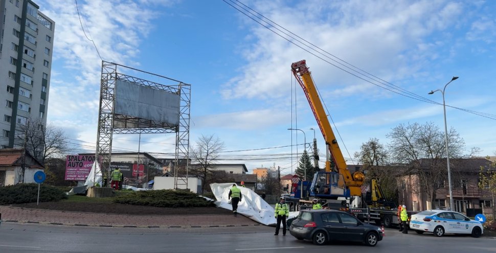 Una dintre cele mai mari reclame din Suceava demontate; Bulevardul Sofia Vicoveanca are o nouă față