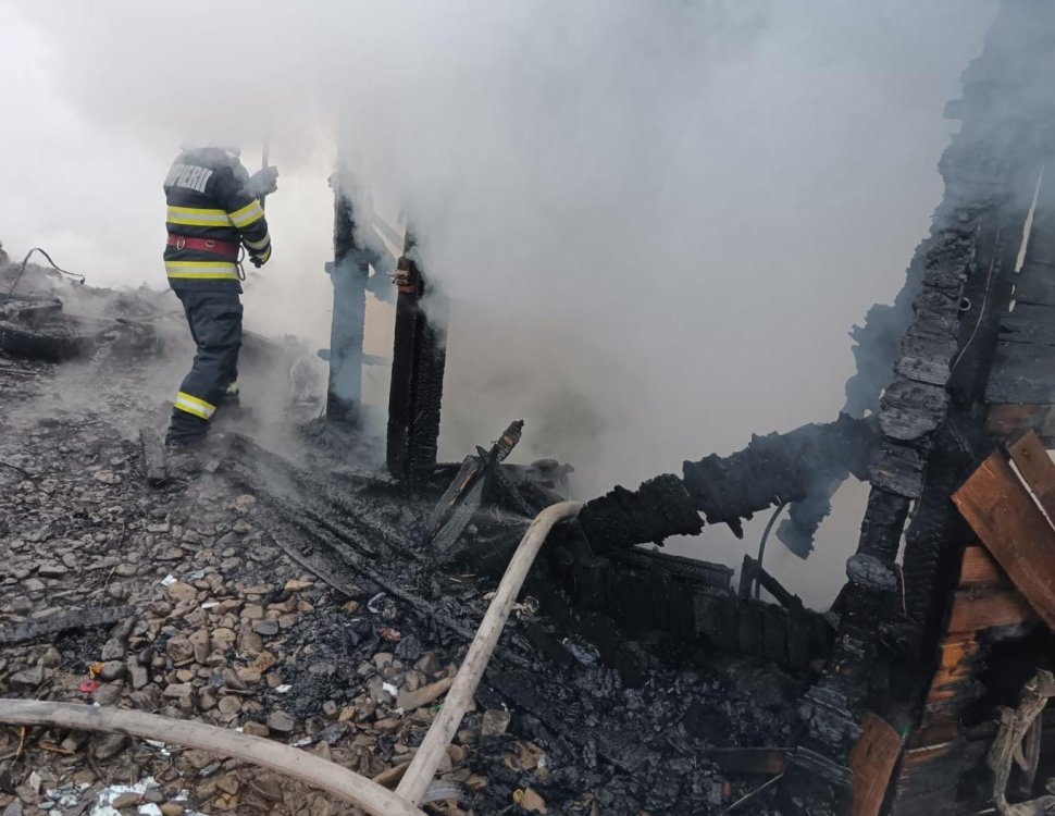 Incendiu violent în Voitinel; doi minori sunt căutați de pompieri 6003