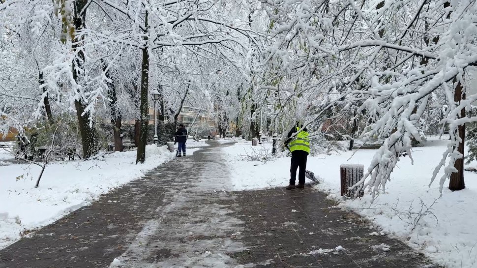 Ninsoarea a acoperit județul Suceava; zăpada nu i-a luat prin surprindere pe drumari 6009