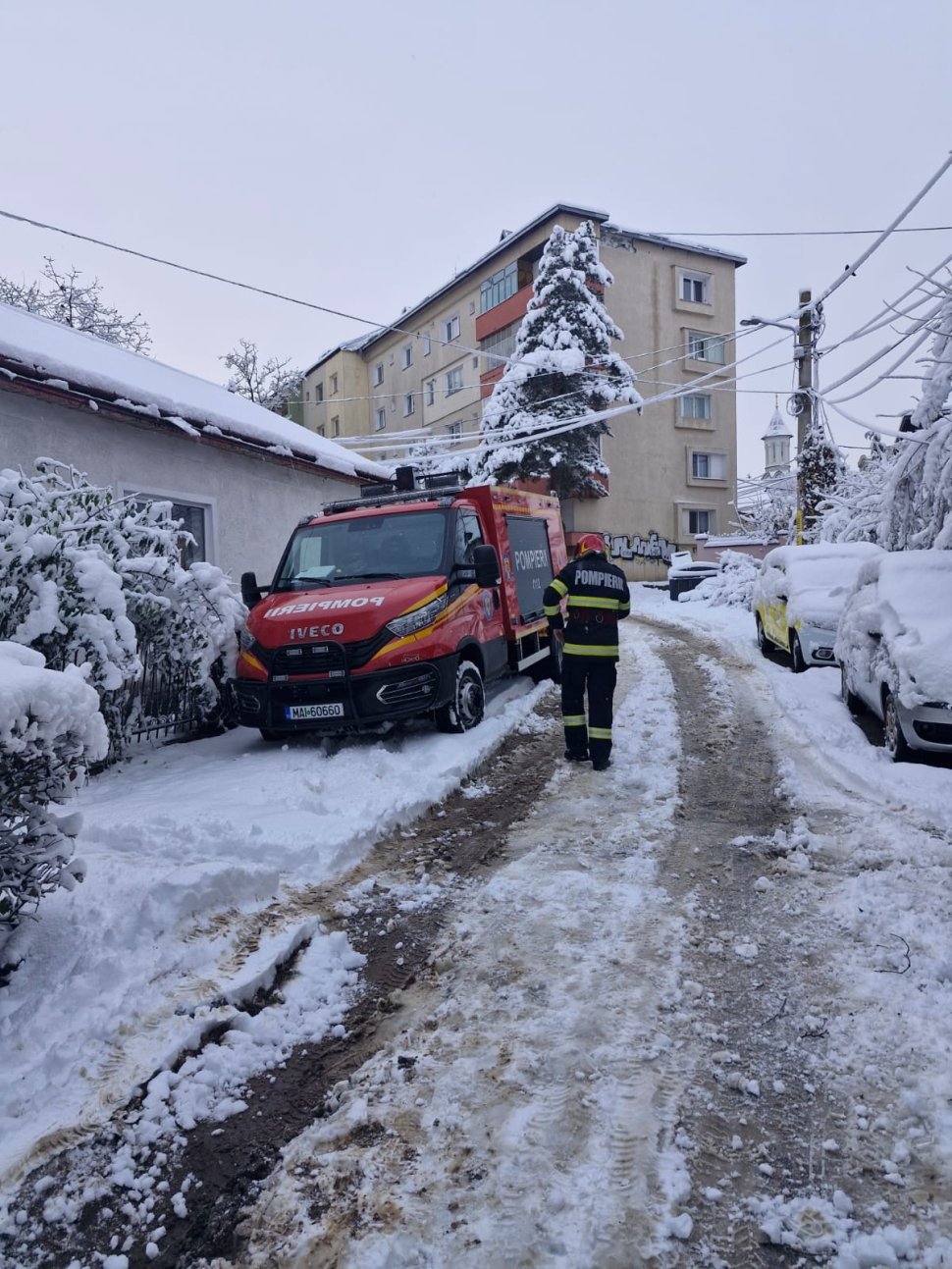 Zăpada a creat probleme pe mai multe străzi din Suceava, dar și din Solca; pompierii militari intervin 