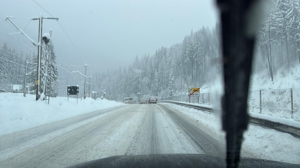 Ninsoare puternică în județul Suceava; drumarii intervin pe drumurile naționale 6120