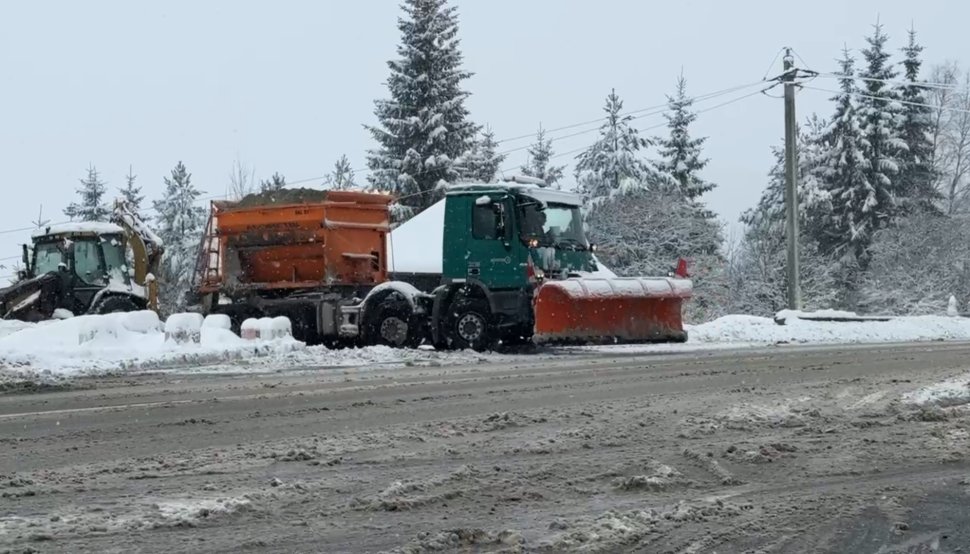 Ninsoare puternică în județul Suceava; drumarii intervin pe drumurile naționale 6122