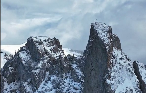 Imagini impresionante cu Pietrele Doamnei Rarău în straie de iarnă