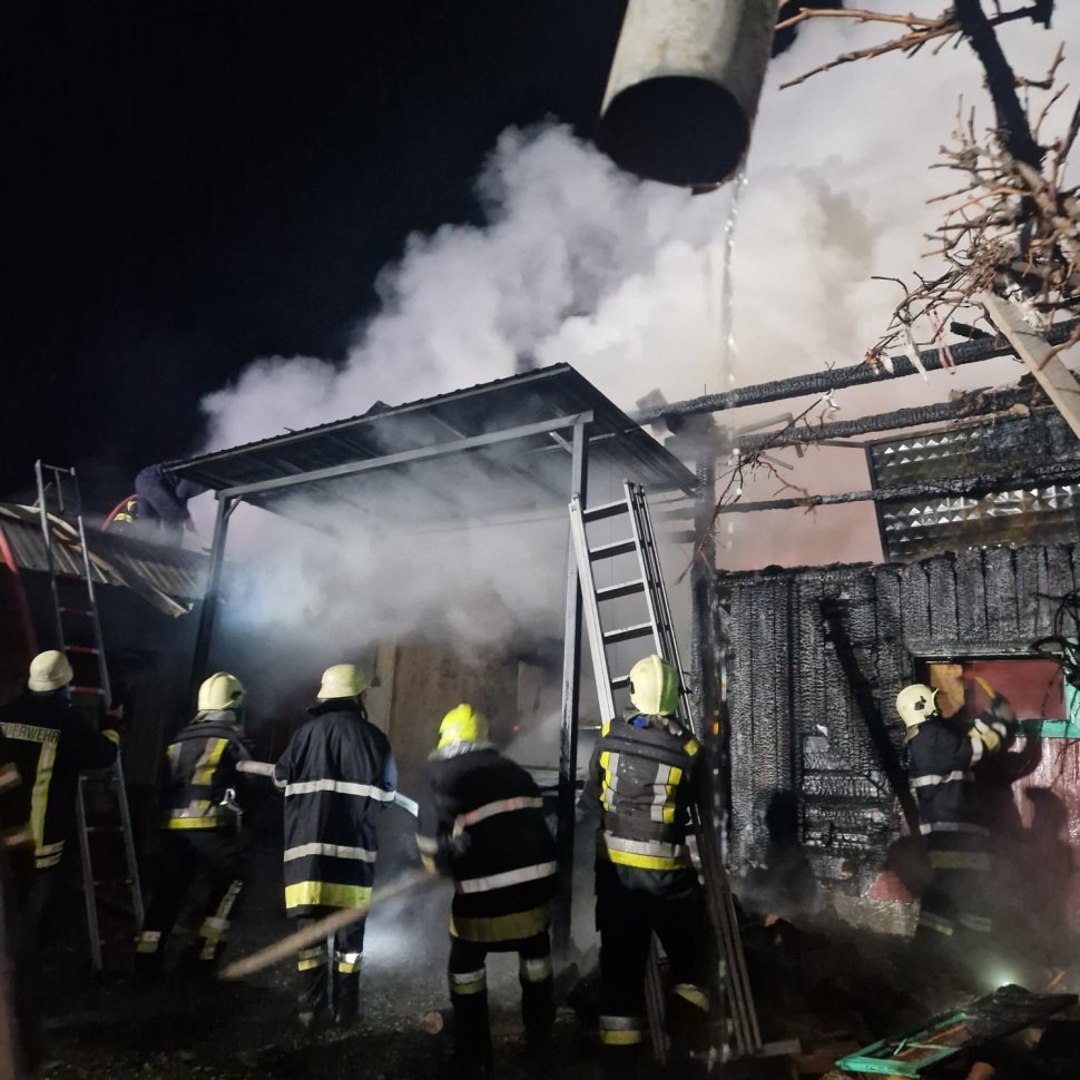 Incendiu de proporții în Sasca Mare: 7 autospeciale au intervenit la fața locului, după un foc izbucnit de la o mașină 6344