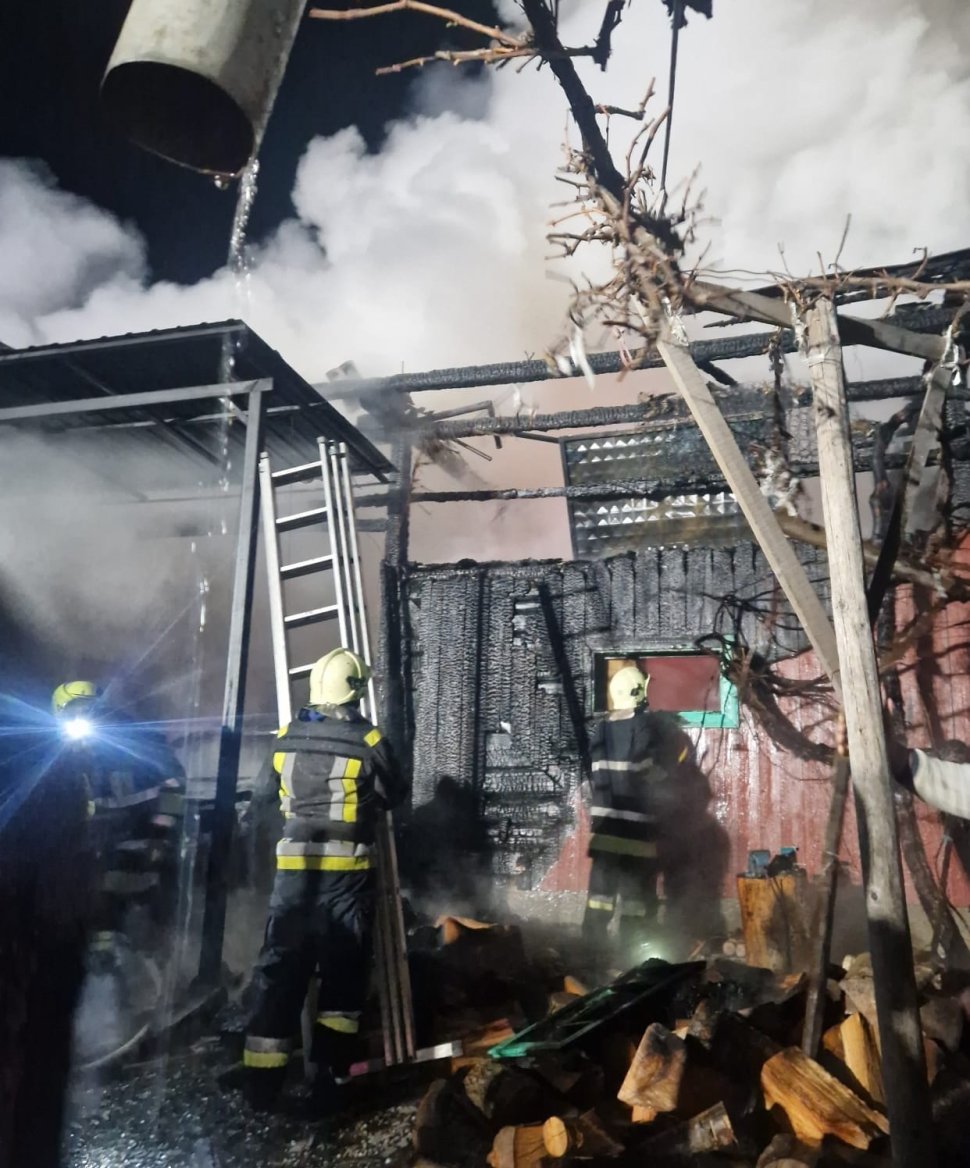 Incendiu de proporții în Sasca Mare: 7 autospeciale au intervenit la fața locului, după un foc izbucnit de la o mașină 6345