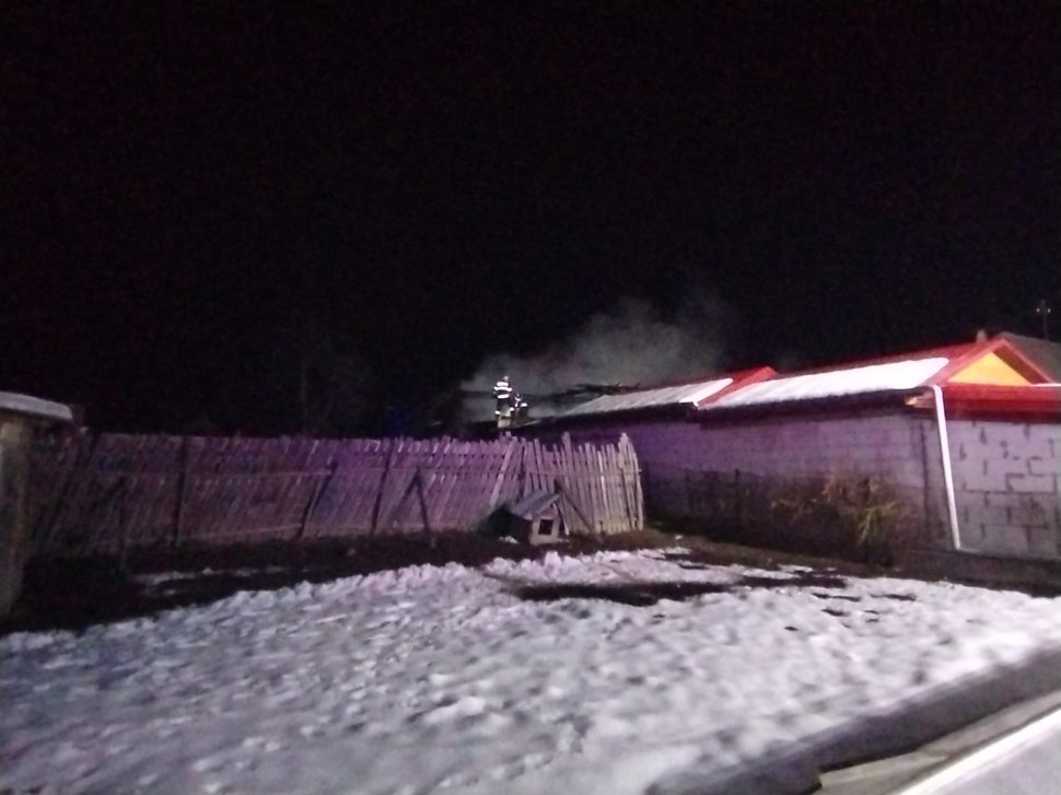 Incendiu de proporții în Sasca Mare: 7 autospeciale au intervenit la fața locului, după un foc izbucnit de la o mașină 6346