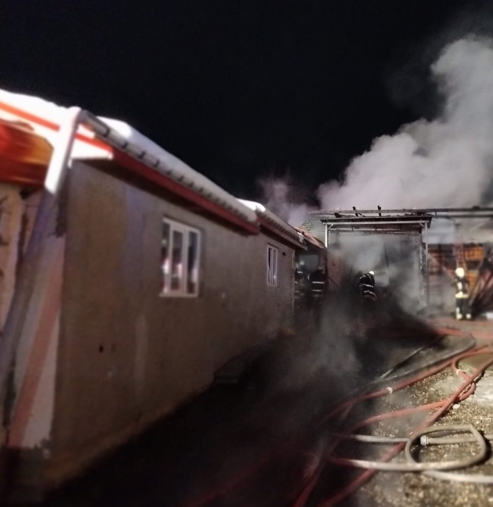 Incendiu de proporții în Sasca Mare: 7 autospeciale au intervenit la fața locului, după un foc izbucnit de la o mașină 6347