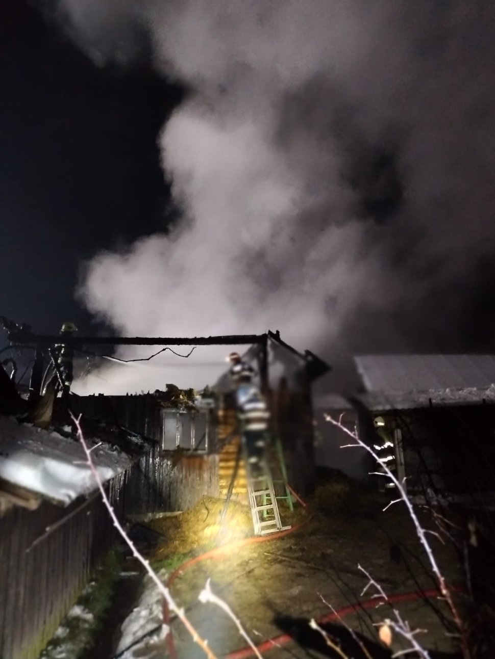 Incendiu de proporții în Sasca Mare: 7 autospeciale au intervenit la fața locului, după un foc izbucnit de la o mașină 6348