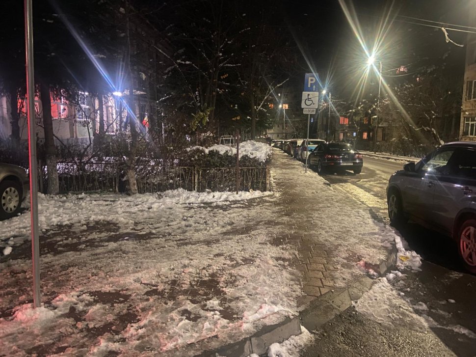 Operatorul de salubrizare stradală, amendat pentru necurățarea trotuarelor 6324