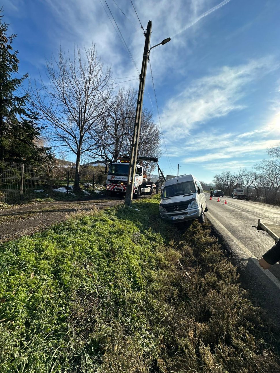 Un microbuz și platforma pe care o tracta au ajuns în afara părții carosabile, după ce au evitat un tir 6387