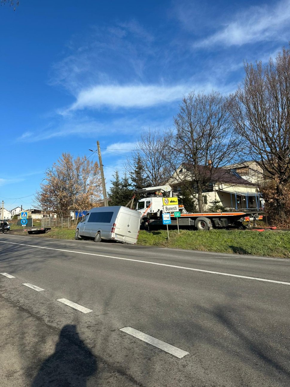 Un microbuz și platforma pe care o tracta au ajuns în afara părții carosabile, după ce au evitat un tir 6388