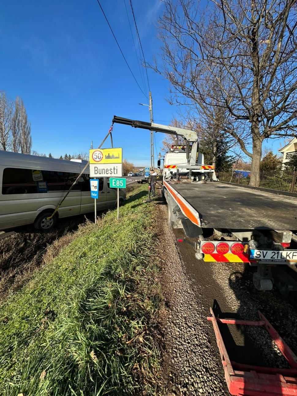 Un microbuz și platforma pe care o tracta au ajuns în afara părții carosabile, după ce au evitat un tir 6389