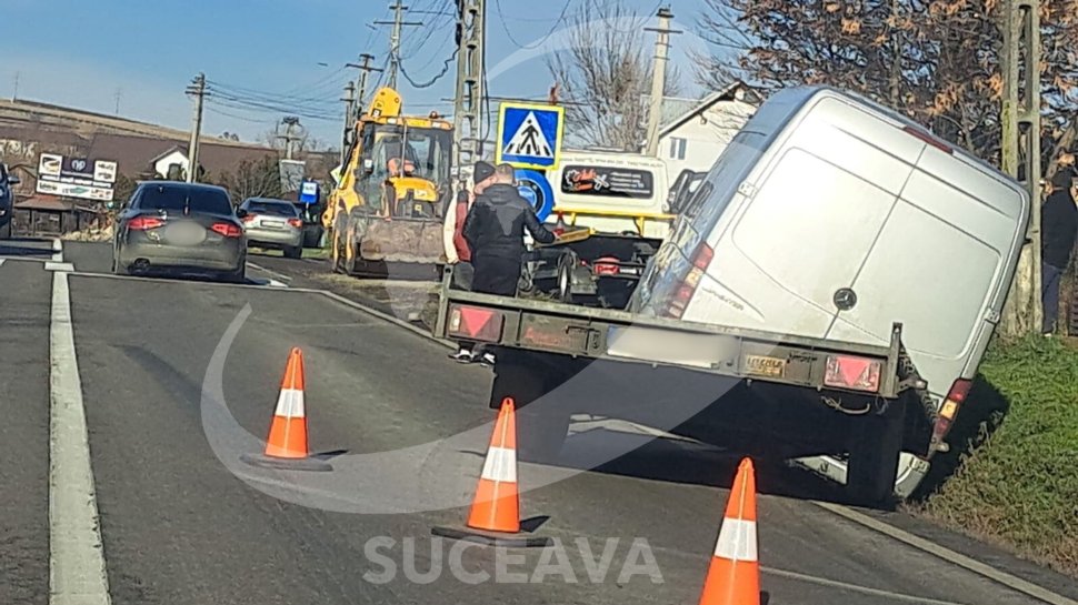 Un microbuz și platforma pe care o tracta au ajuns în afara părții carosabile, după ce au evitat un tir