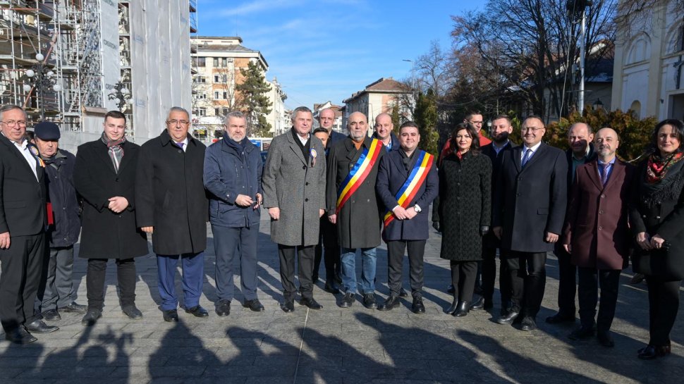 Ziua Bucovinei a fost marcată la Suceava printr-o ceremonie de depunere a coroanelor la bustul lui Iancu Flondor