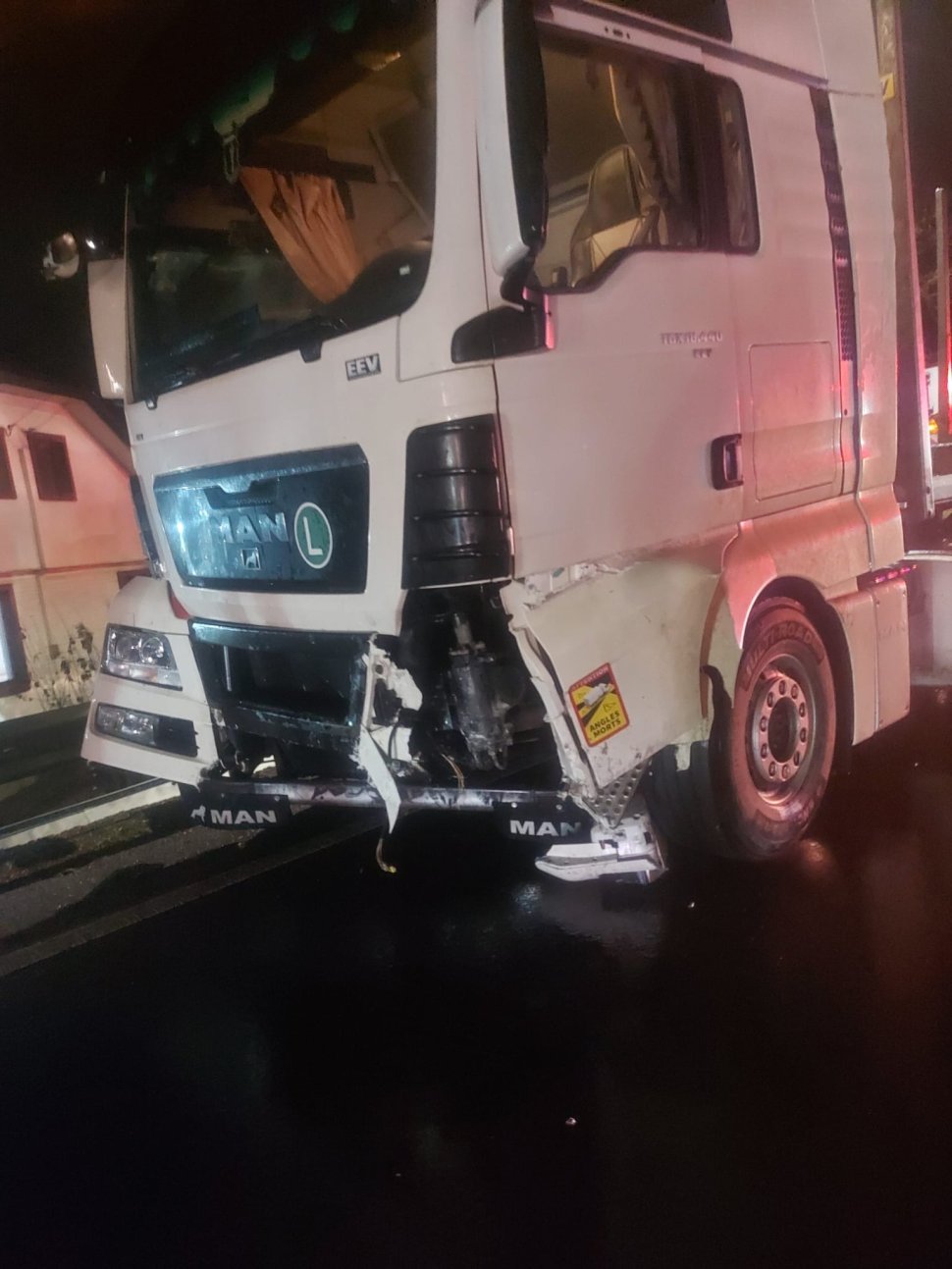 Accident grav la Ilișești: Persoana încarcerată în urma impactului 6432