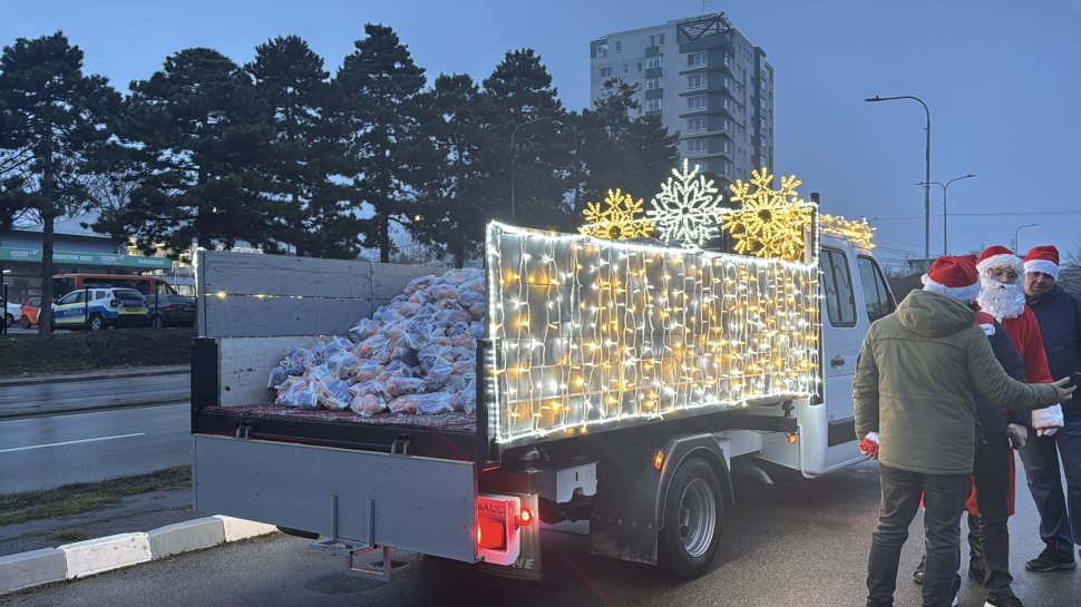 Caravana lui Moș Nicolae a străbătut străzile municipiului Suceava; fericire pe chipul a zeci de copii  6665