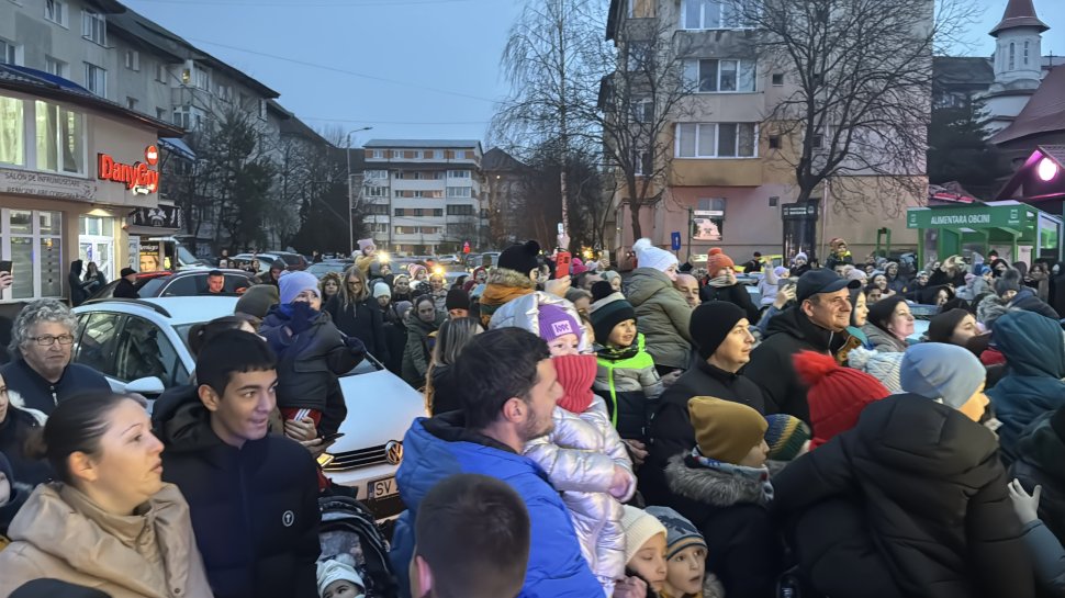 Caravana lui Moș Nicolae a străbătut străzile municipiului Suceava; fericire pe chipul a zeci de copii  6669
