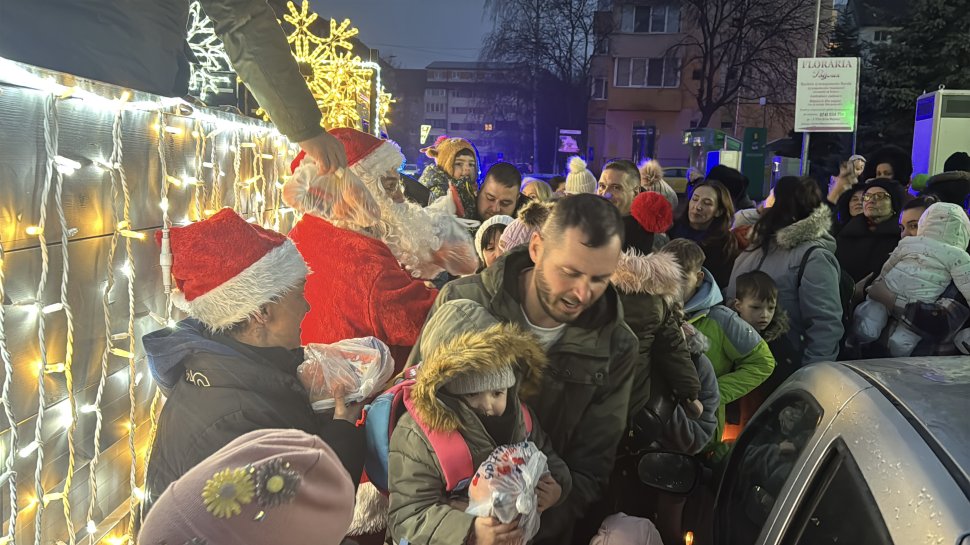 Caravana lui Moș Nicolae a străbătut străzile municipiului Suceava; fericire pe chipul a zeci de copii 