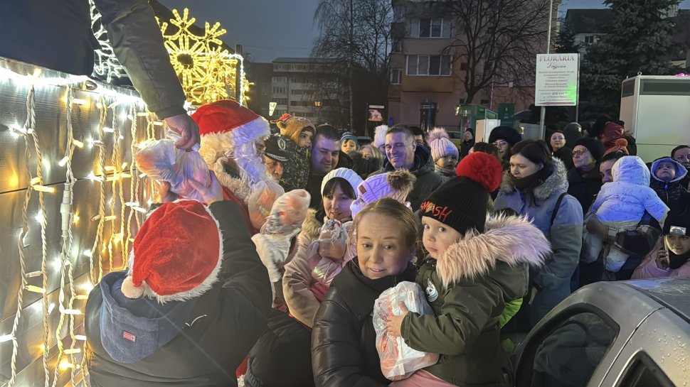 Caravana lui Moș Nicolae a străbătut străzile municipiului Suceava; fericire pe chipul a zeci de copii  6673