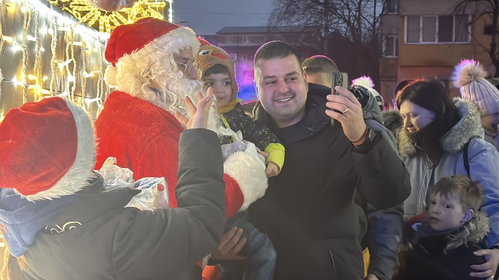 Caravana lui Moș Nicolae a străbătut străzile municipiului Suceava; fericire pe chipul a zeci de copii  6674