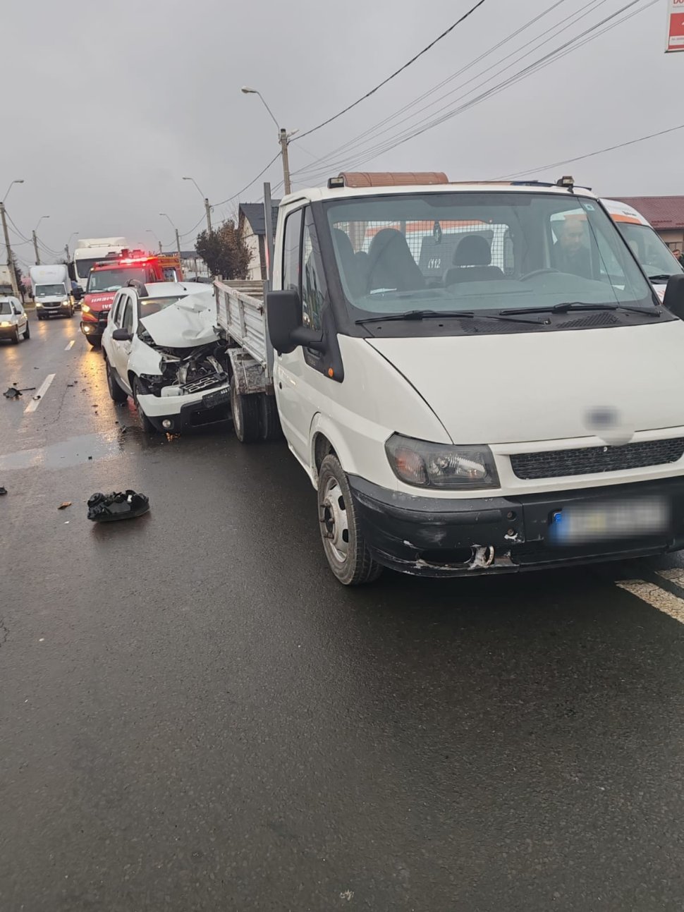 La un pas de tragedie la Piatra Neamț: coliziune între o mașină și o autoutilitară 6629