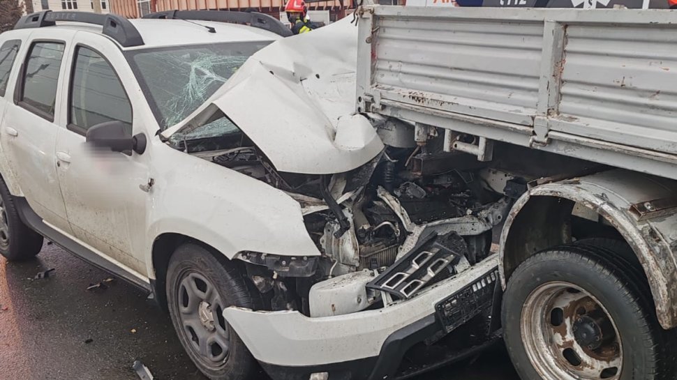 La un pas de tragedie la Piatra Neamț: coliziune între o mașină și o autoutilitară 6630