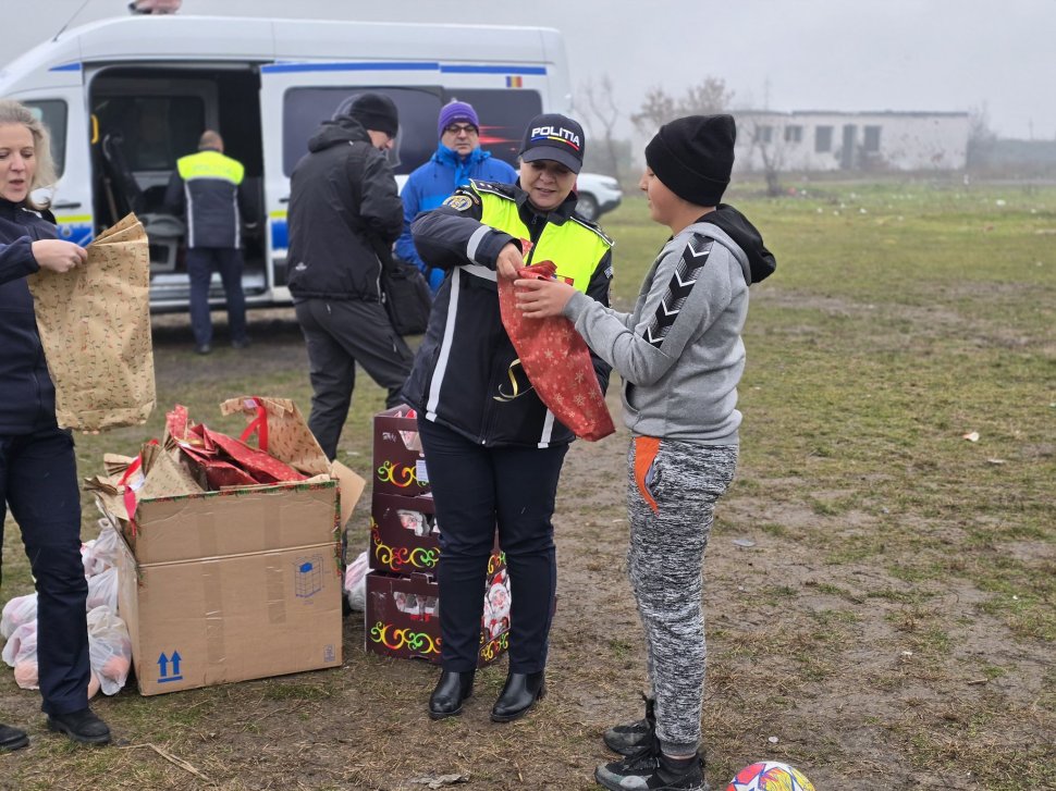 Polițiștii IPJ Neamț au fost joi ajutoarele lui Moș Nicolae, îmbrăcând haina generozității și înveselind zeci de copii din municipiul Roman 6641