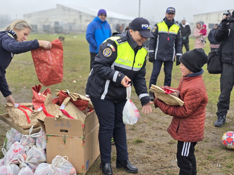 Polițiștii IPJ Neamț au fost joi ajutoarele lui Moș Nicolae, îmbrăcând haina generozității și înveselind zeci de copii din municipiul Roman 6642