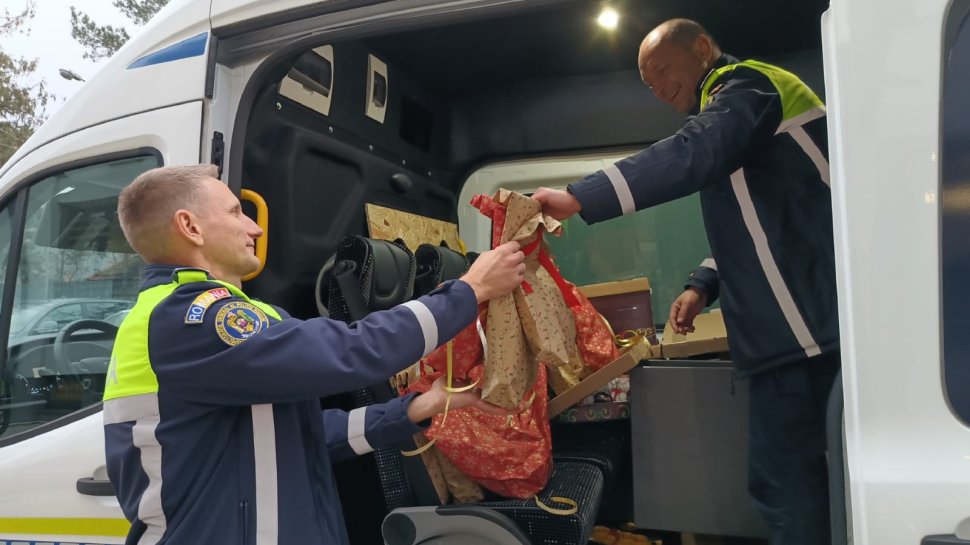 Polițiștii IPJ Neamț au fost joi ajutoarele lui Moș Nicolae, îmbrăcând haina generozității și înveselind zeci de copii din municipiul Roman 6643