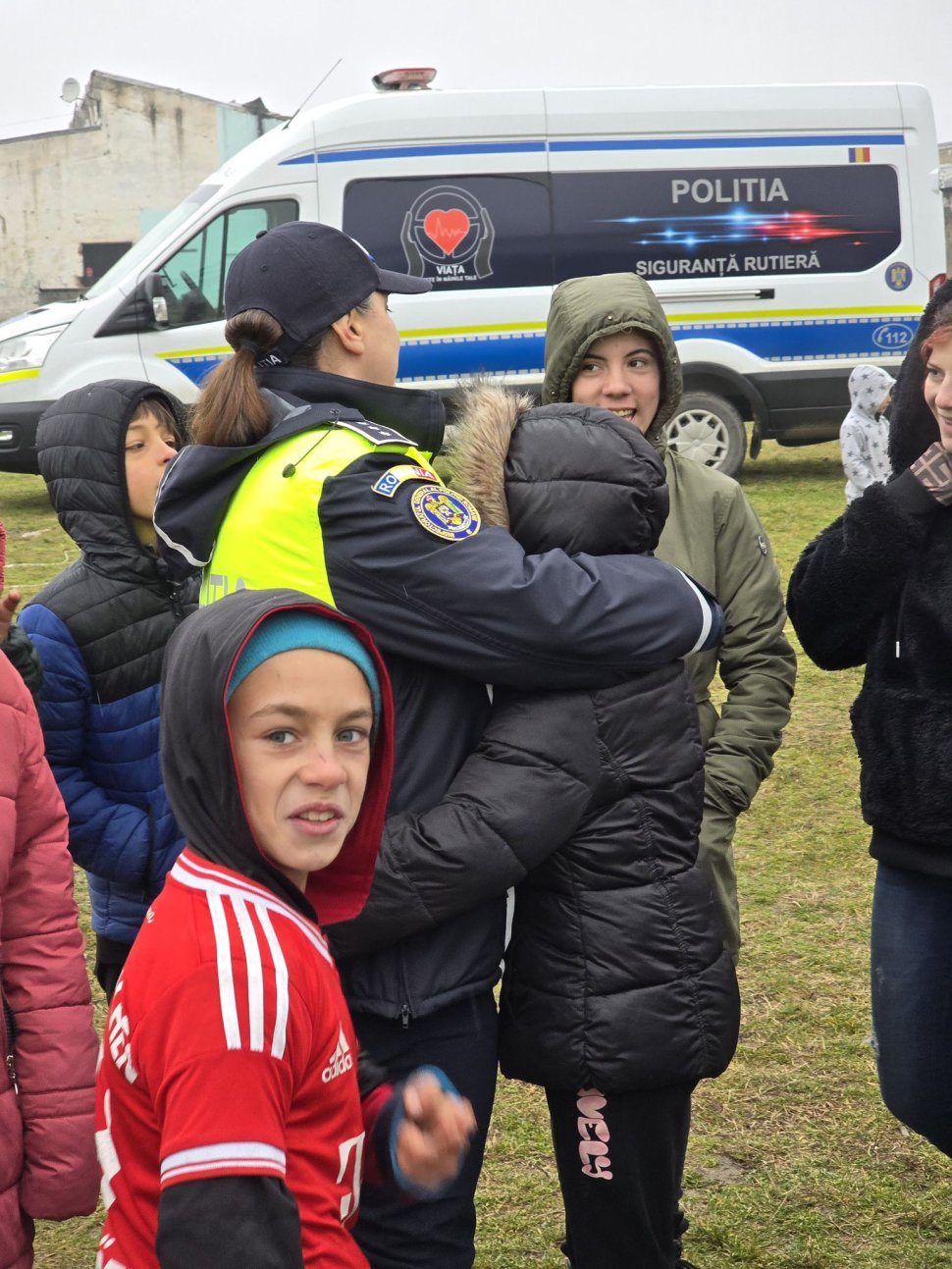 Polițiștii IPJ Neamț au fost joi ajutoarele lui Moș Nicolae, îmbrăcând haina generozității și înveselind zeci de copii din municipiul Roman 6644