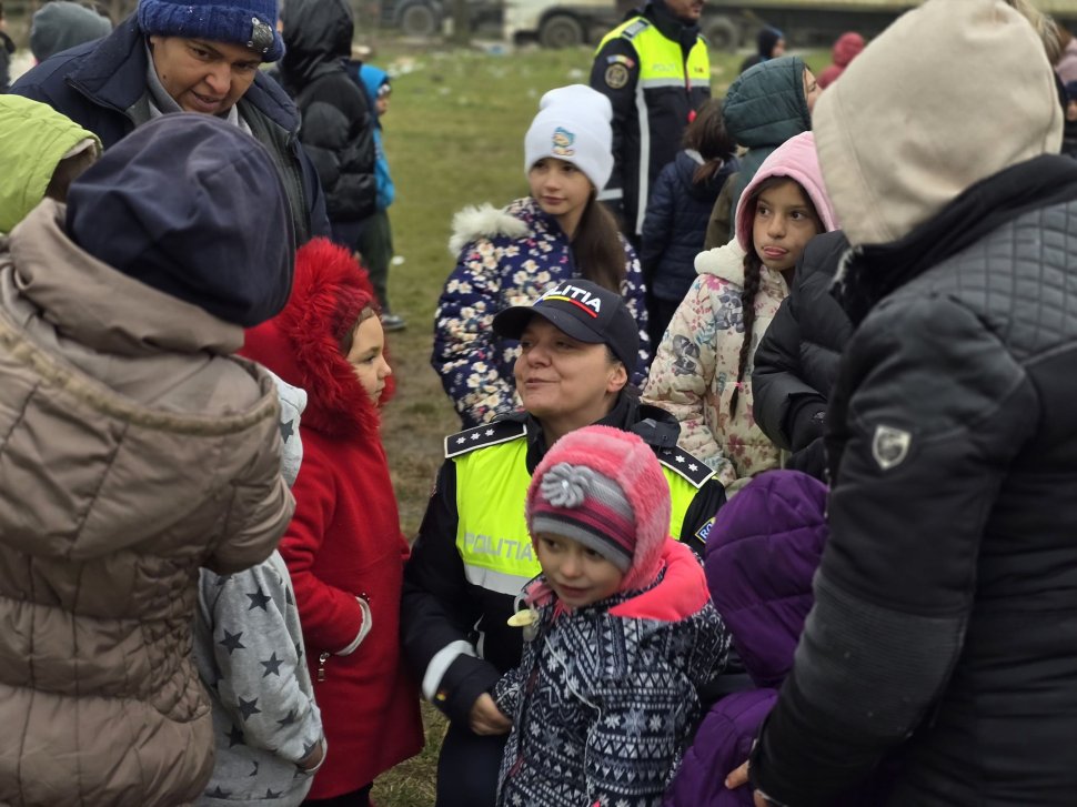 Polițiștii IPJ Neamț au fost joi ajutoarele lui Moș Nicolae, îmbrăcând haina generozității și înveselind zeci de copii din municipiul Roman 6645