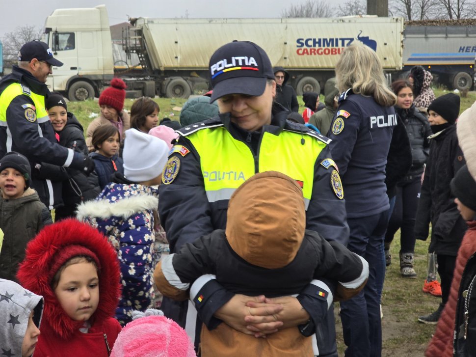 Polițiștii IPJ Neamț au fost joi ajutoarele lui Moș Nicolae, îmbrăcând haina generozității și înveselind zeci de copii din municipiul Roman 6646