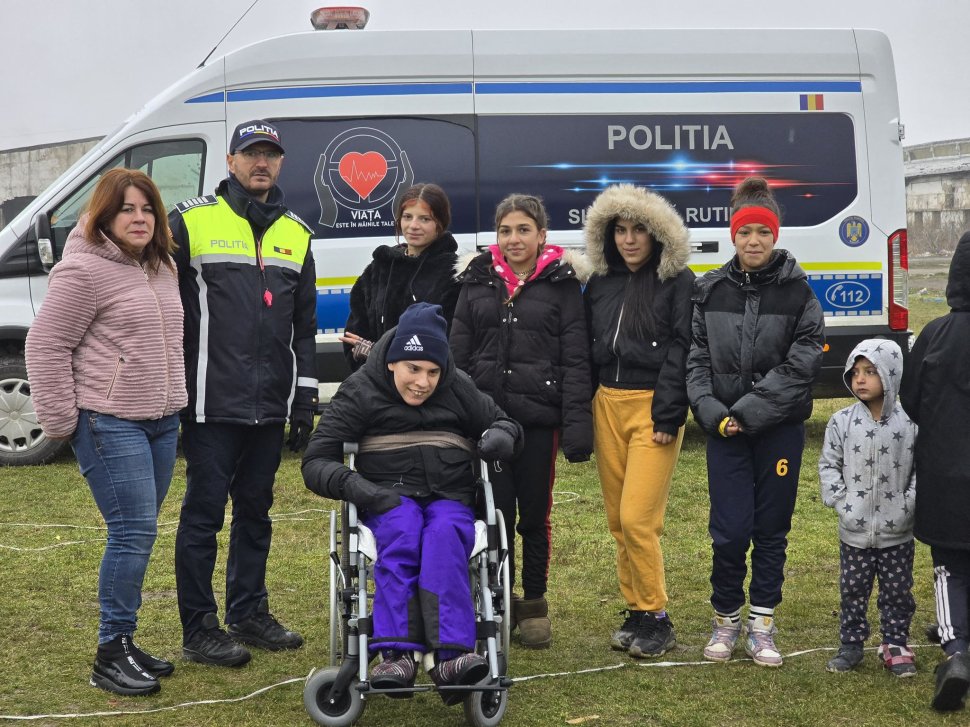 Polițiștii IPJ Neamț au fost joi ajutoarele lui Moș Nicolae, îmbrăcând haina generozității și înveselind zeci de copii din municipiul Roman 6647