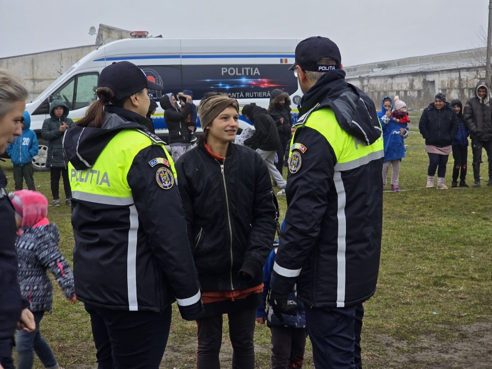 Polițiștii IPJ Neamț au fost joi ajutoarele lui Moș Nicolae, îmbrăcând haina generozității și înveselind zeci de copii din municipiul Roman 6648