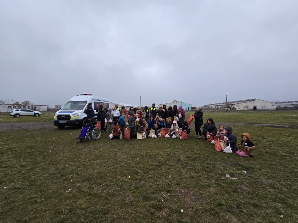 Polițiștii IPJ Neamț au fost joi ajutoarele lui Moș Nicolae, îmbrăcând haina generozității și înveselind zeci de copii din municipiul Roman 6650