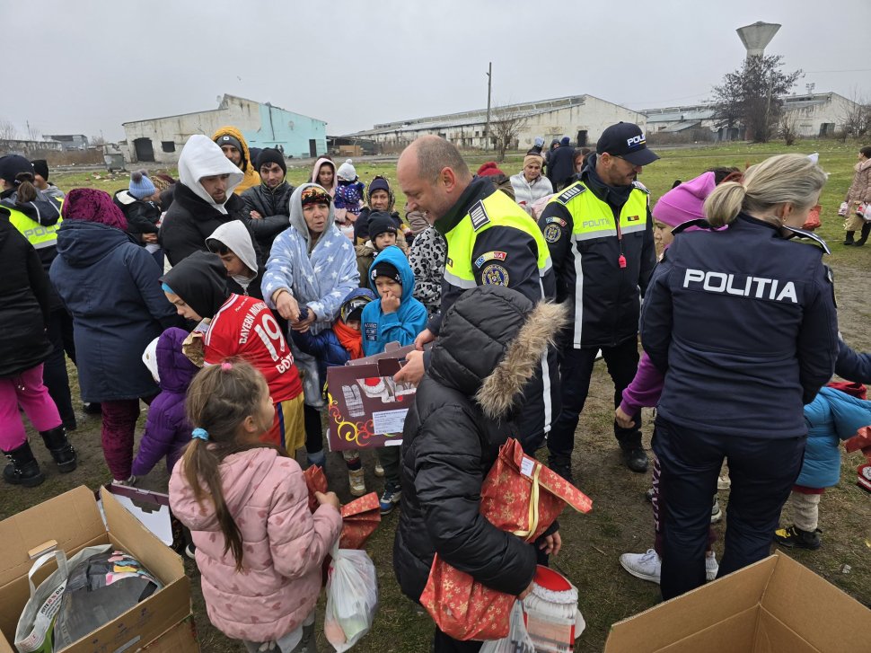 Polițiștii IPJ Neamț au fost joi ajutoarele lui Moș Nicolae, îmbrăcând haina generozității și înveselind zeci de copii din municipiul Roman 6652