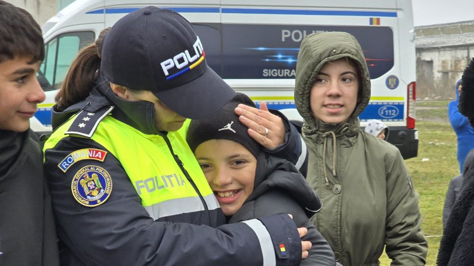 Polițiștii IPJ Neamț au fost joi ajutoarele lui Moș Nicolae, îmbrăcând haina generozității și înveselind zeci de copii din municipiul Roman 6657