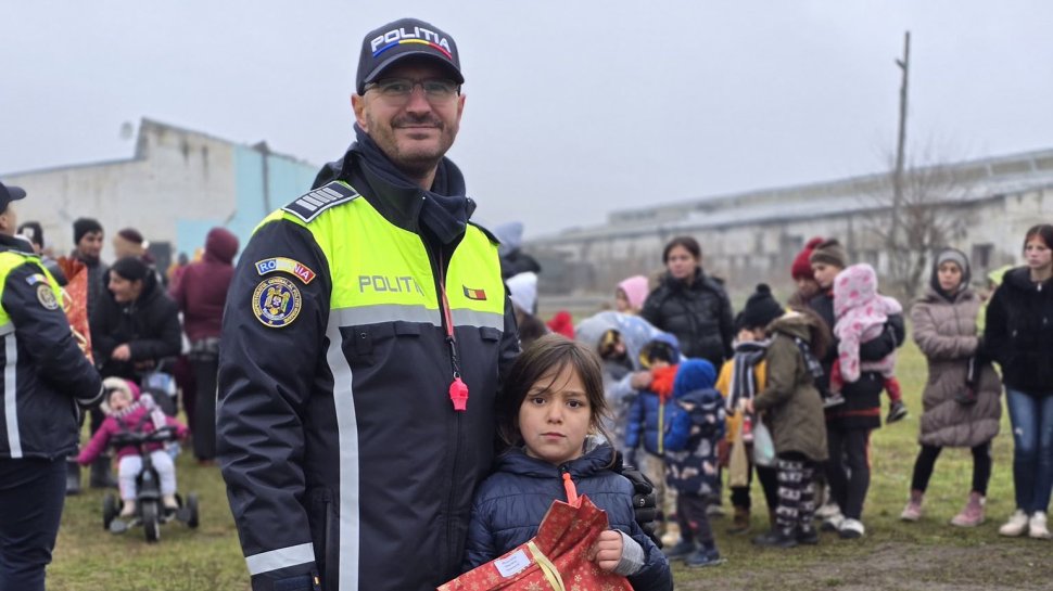 Polițiștii IPJ Neamț au fost joi ajutoarele lui Moș Nicolae, îmbrăcând haina generozității și înveselind zeci de copii din municipiul Roman 6658