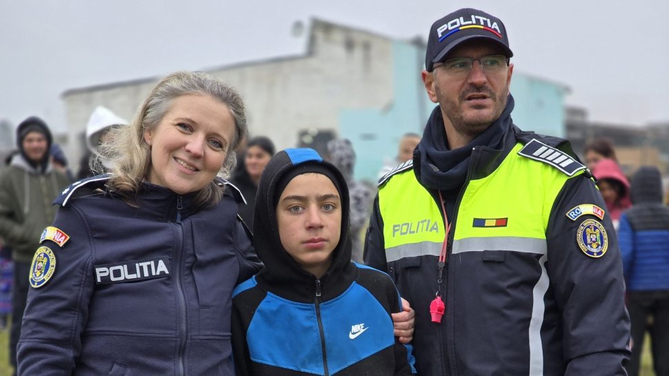 Polițiștii IPJ Neamț au fost joi ajutoarele lui Moș Nicolae, îmbrăcând haina generozității și înveselind zeci de copii din municipiul Roman 6659