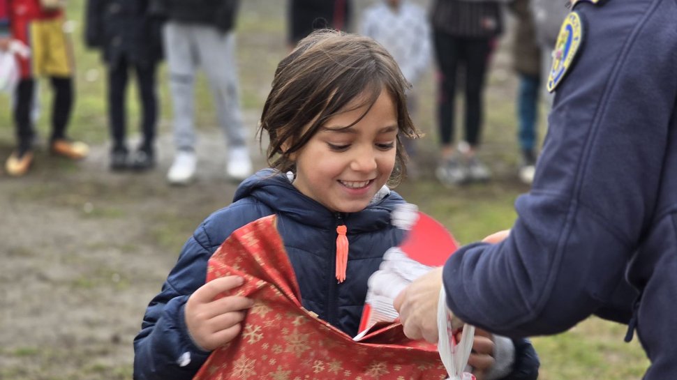 Polițiștii IPJ Neamț au fost joi ajutoarele lui Moș Nicolae, îmbrăcând haina generozității și înveselind zeci de copii din municipiul Roman 6660