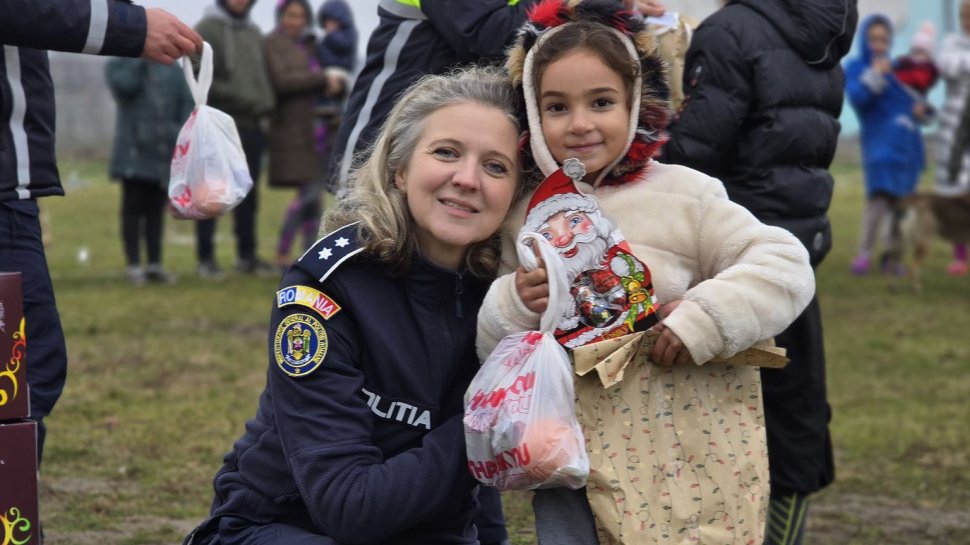 Polițiștii IPJ Neamț au fost joi ajutoarele lui Moș Nicolae, îmbrăcând haina generozității și înveselind zeci de copii din municipiul Roman 6661