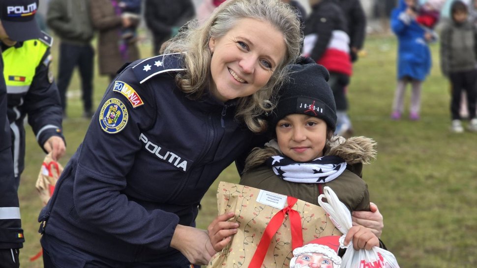 Polițiștii IPJ Neamț au fost joi ajutoarele lui Moș Nicolae, îmbrăcând haina generozității și înveselind zeci de copii din municipiul Roman 6662