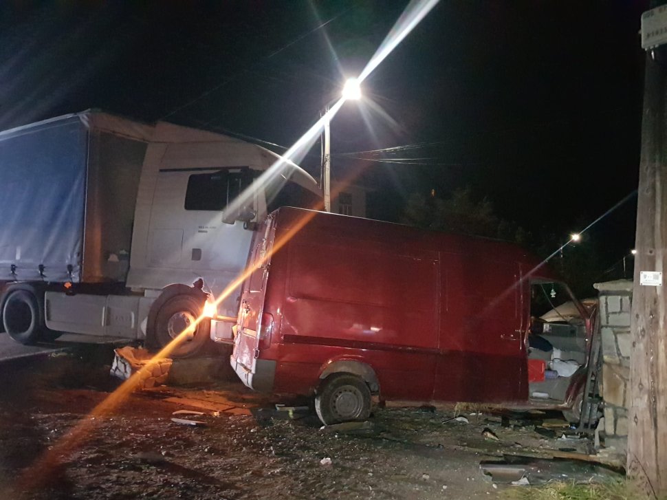 Accident grav la Grințieș: Doi pasageri dintr-o dubă, răniți în urma coliziunii 6685