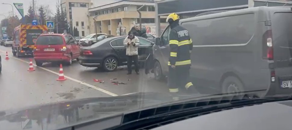 Trei mașini au fost implicate într-un accident rutier pe bulevardul 1 Mai din Suceava 6699