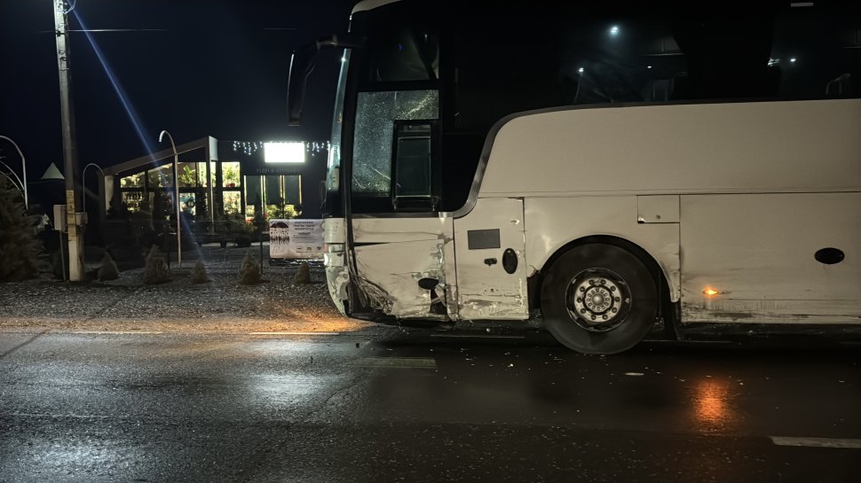 Accident violent pe DN2E: șoseaua acoperită de resturi din autoturism și autocar 6727