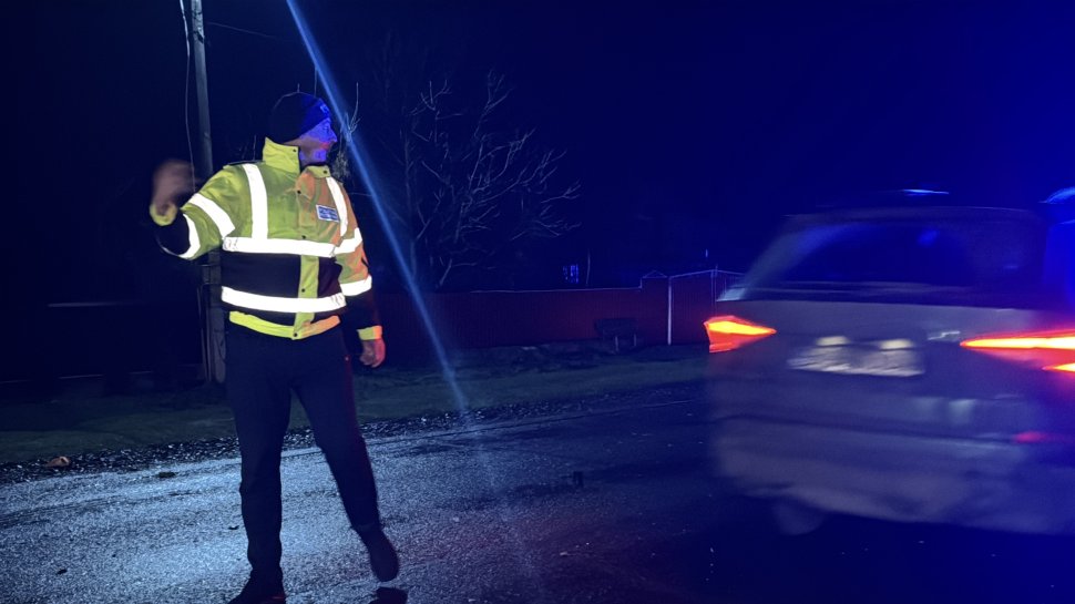 Accident violent pe DN2E: șoseaua acoperită de resturi din autoturism și autocar 6728