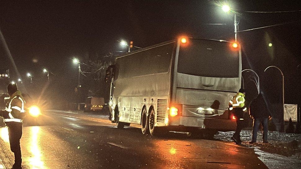 Accident violent pe DN2E: șoseaua acoperită de resturi din autoturism și autocar 6729