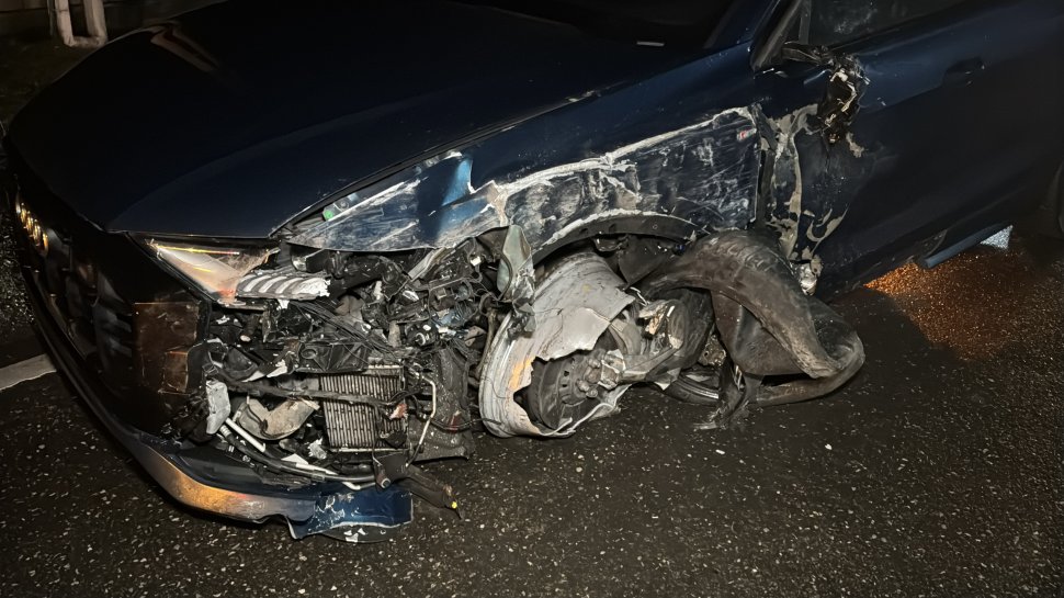 Accident violent pe DN2E: șoseaua acoperită de resturi din autoturism și autocar 6731