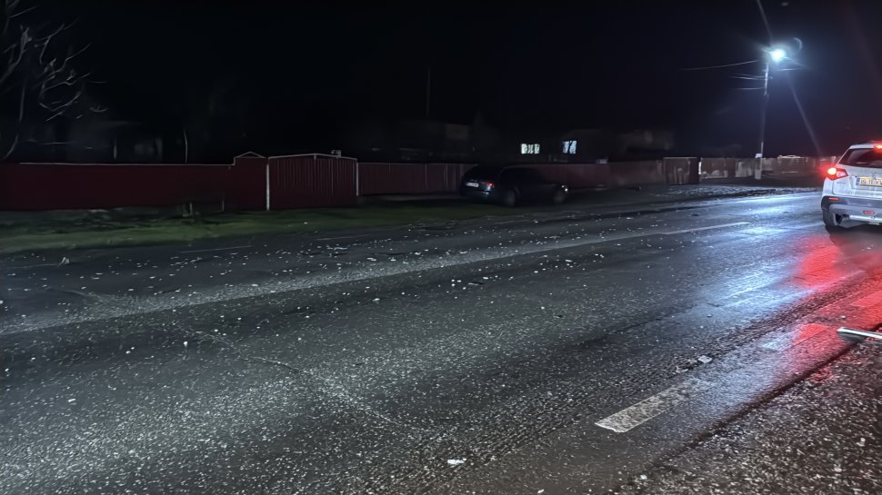 Accident violent pe DN2E: șoseaua acoperită de resturi din autoturism și autocar 6732